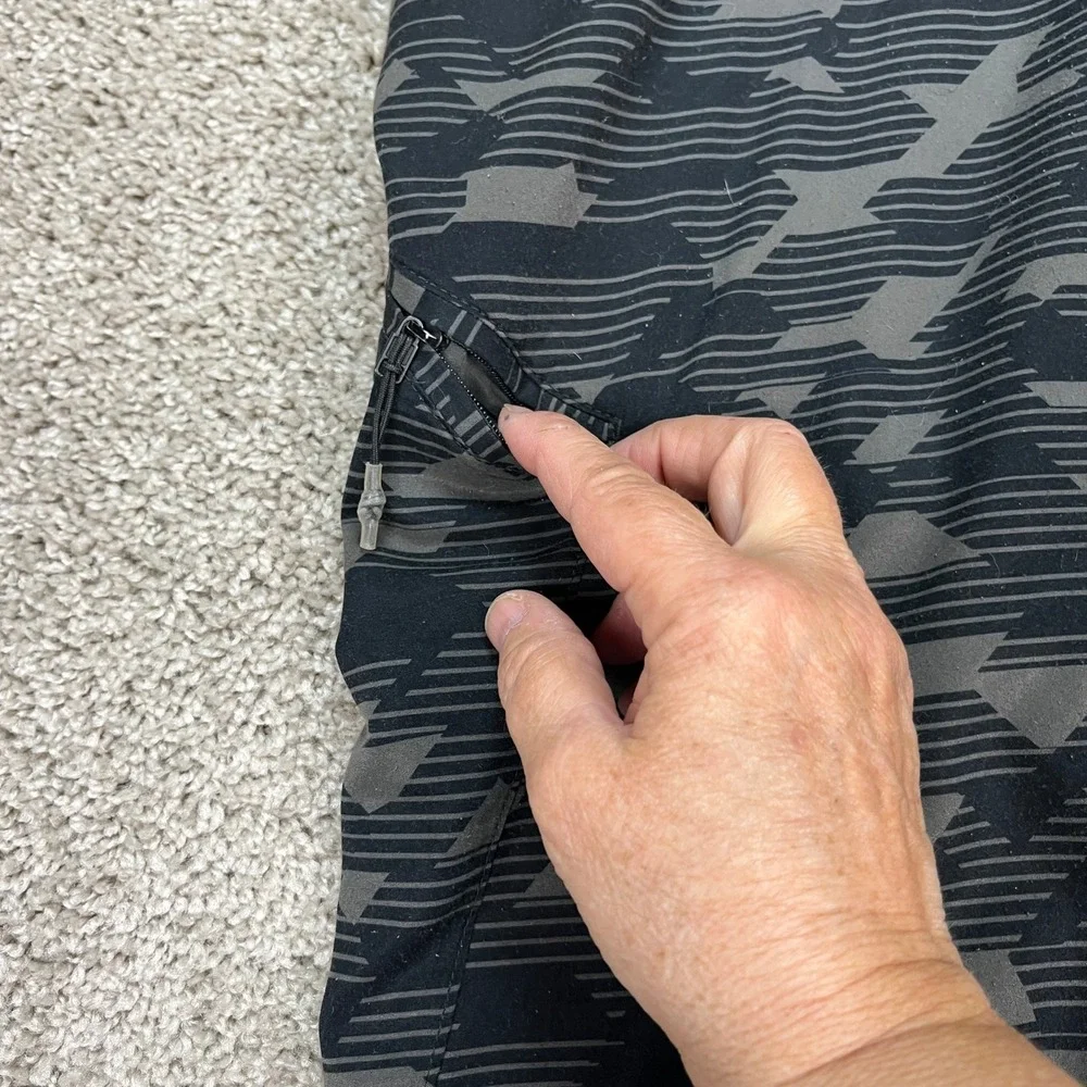 Under Armour Shorts Mens 34 Black Gray Geometric Camo Zipper Pocket HeatGear
